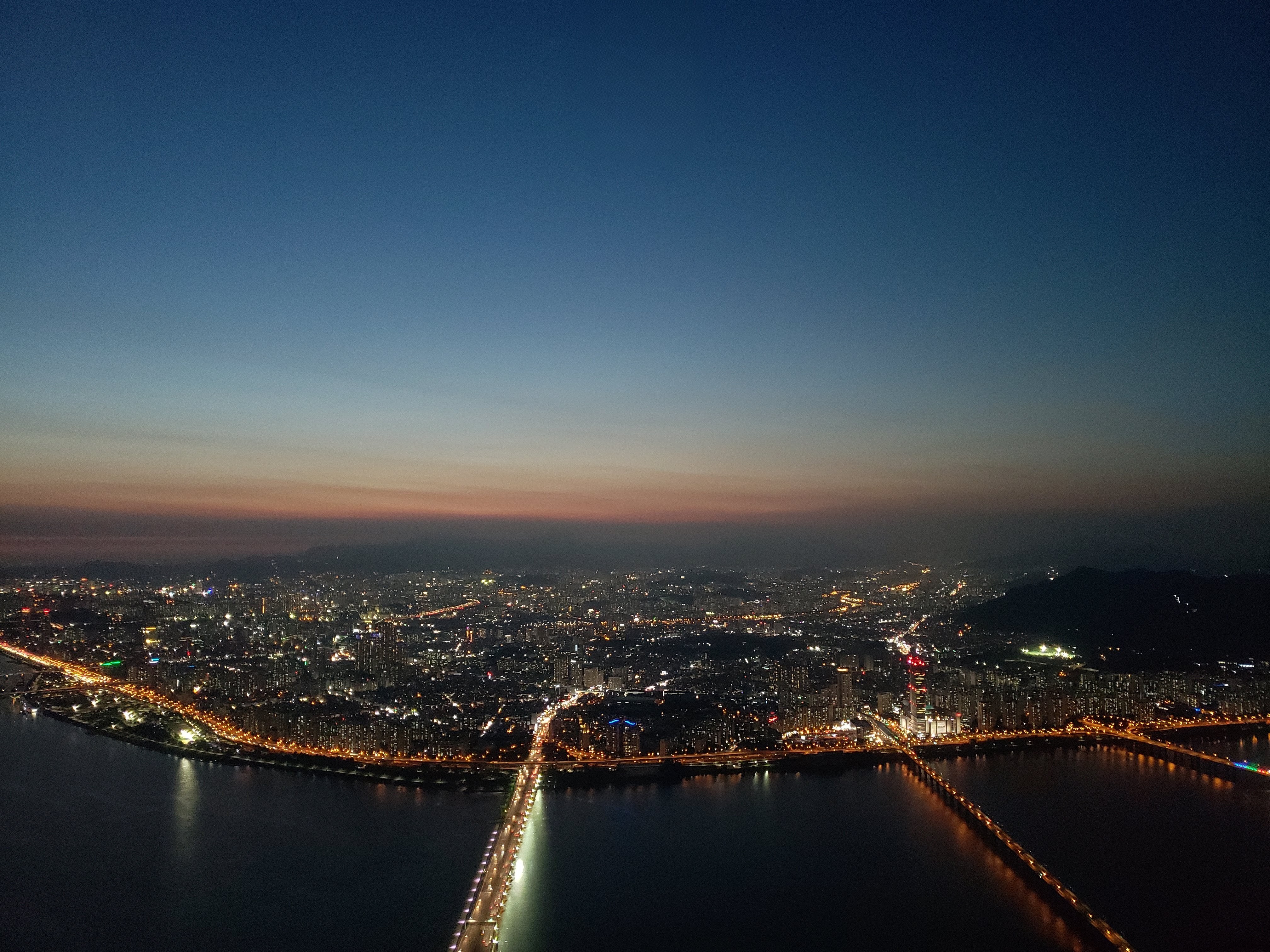 Seul e o rio Han ao anoitecer